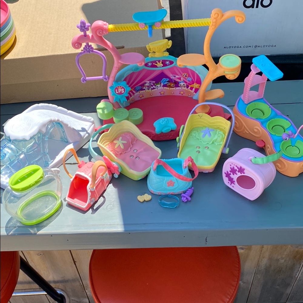 Littlest Pet Shop Pieces & Accessories(No LPS figures included)